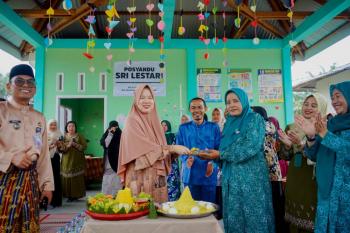 hj-leni-ramaini-resmikan-posyandu-sri-lestari-perkuat-layanan-kesehatan-di-kelurahan-guntung